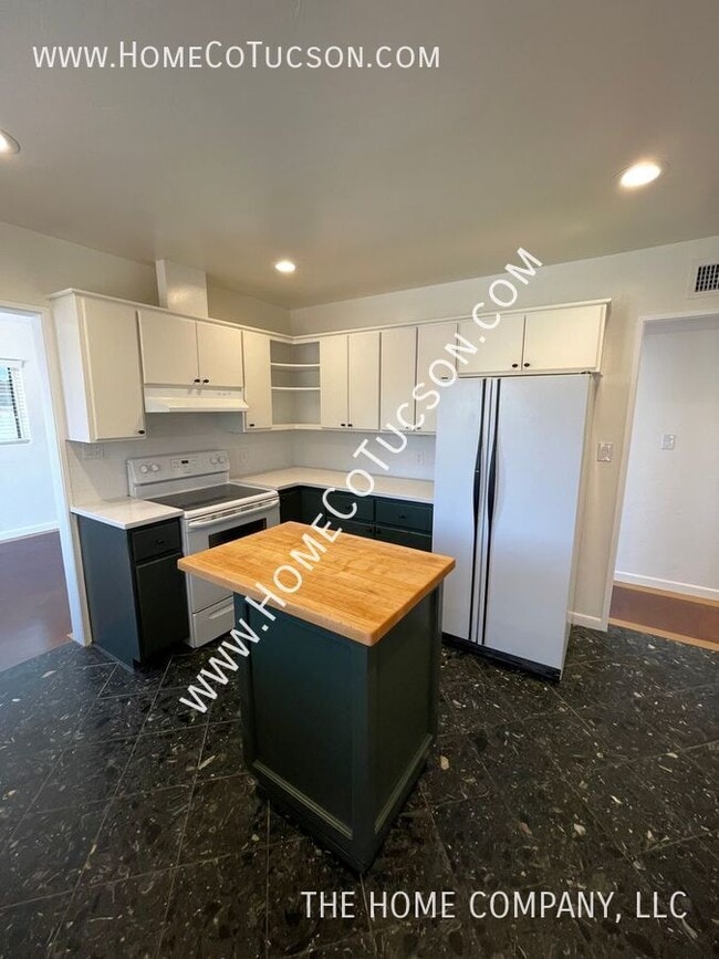 Building Photo - 3015 E 4th St