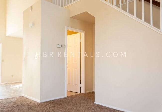 Foto del edificio - Charming 3-Bedroom Retreat with Cozy Fireplace in Tracy – Spacious Home with 2.5 Baths!