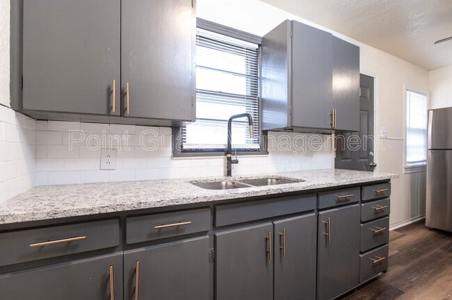 Building Photo - 409 W 31st St S