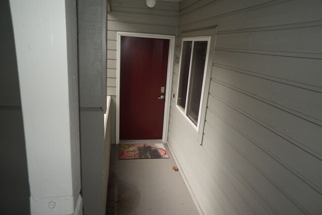 Building Photo - S. Landing 2 bedroom condo with Willamette...