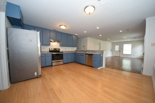 Foto del edificio - FABULOUS UPDATED KITCHEN with 3 bed 1 bath...