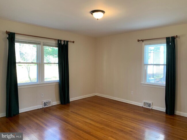 Foto del edificio - 20 Woodland Dr