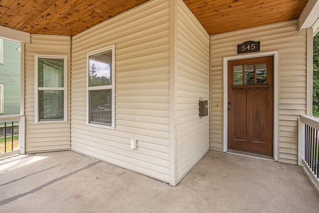 Building Photo - 4 Bedroom, 2 Bath Home near Uptown GR! Ava...