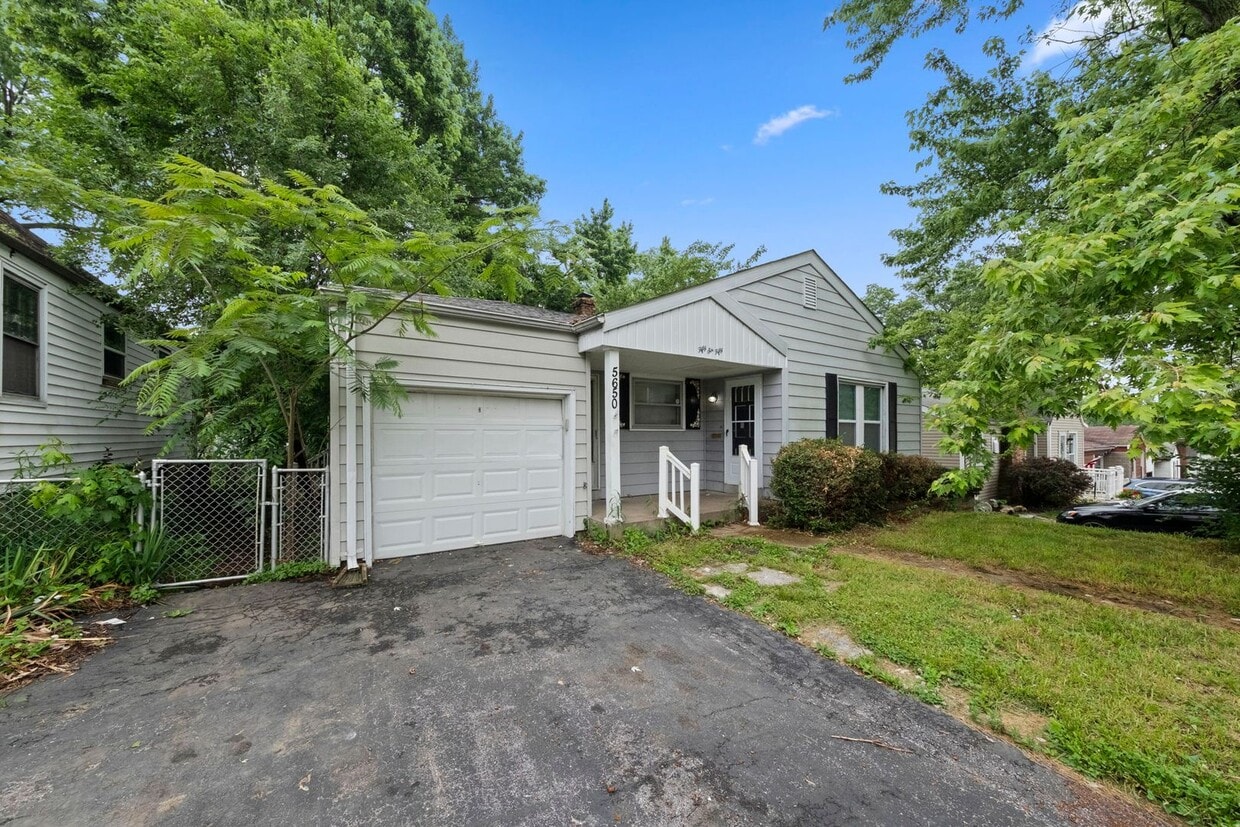 Primary Photo - 2 bedroom Single Family Home with Fenced i...