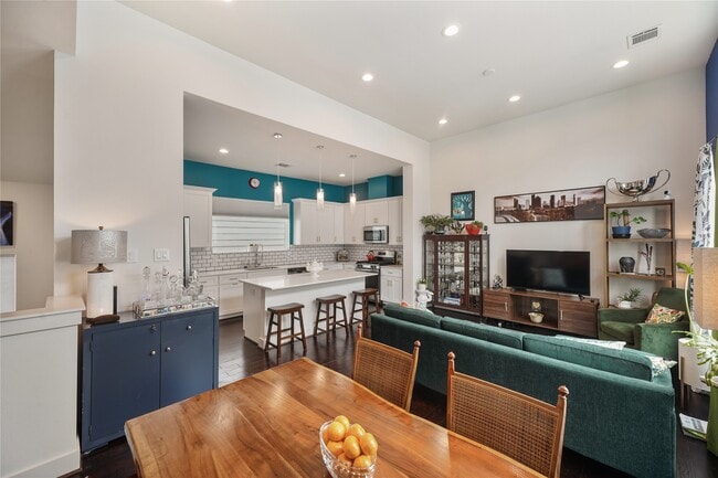 Building Photo - 2210 Lou Ellen Ln