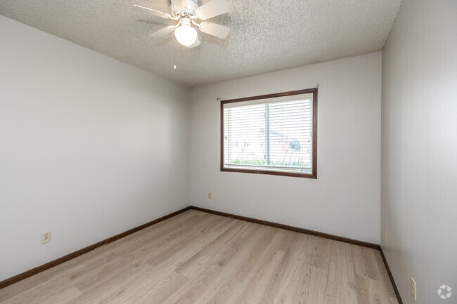 2 habitaciones, 1 baño - 690 pies cuadrados - Primer dormitorio - Elmcrest