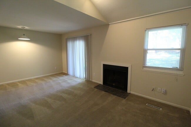 Building Photo - 2 Bedroom 1 Bath Duplex in the Westport Area