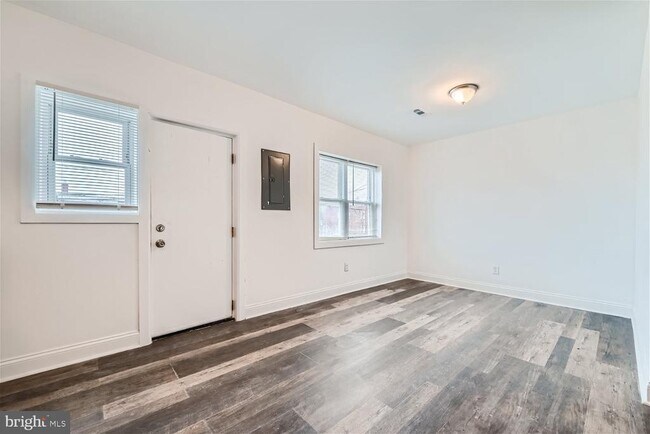Building Photo - 1405 N Decker Ave