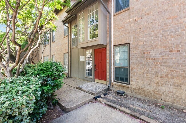 Foto del edificio - 10438 High Hollows Dr