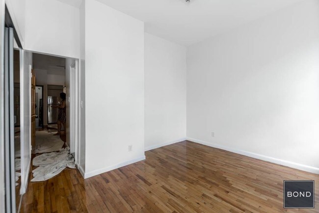 Building Photo - 208 E 21st St