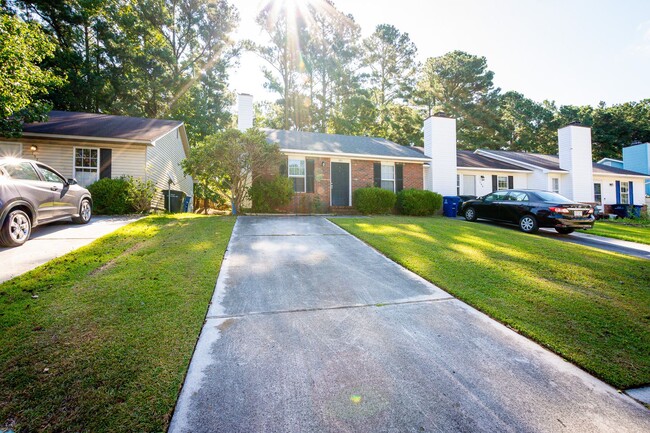 Building Photo - Adorable Duplex