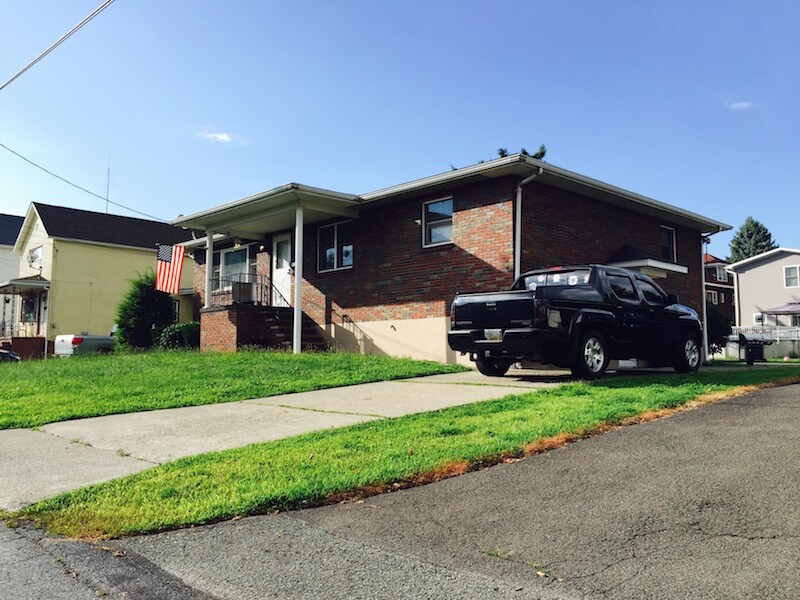 on/off street parking - 819 Murray St