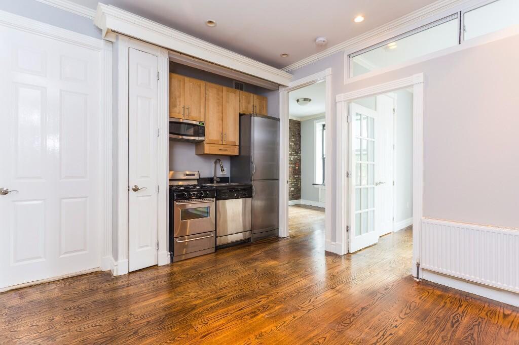 Foto principal - 47 1/2 E 1st St