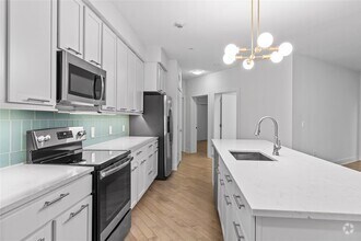 Building Photo - 20 Burling Ln