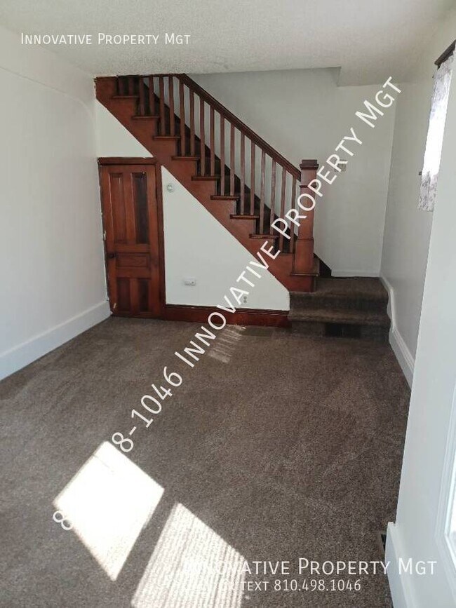 Building Photo - Near Downtown Holly Apartment!