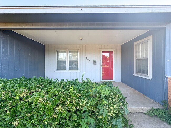 Building Photo - Charming 2/1/1 With Additional garage Storage