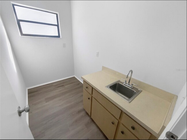 Building Photo - 7846 Cayuga Dr