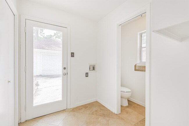Building Photo - 12223 Old Oaks Dr