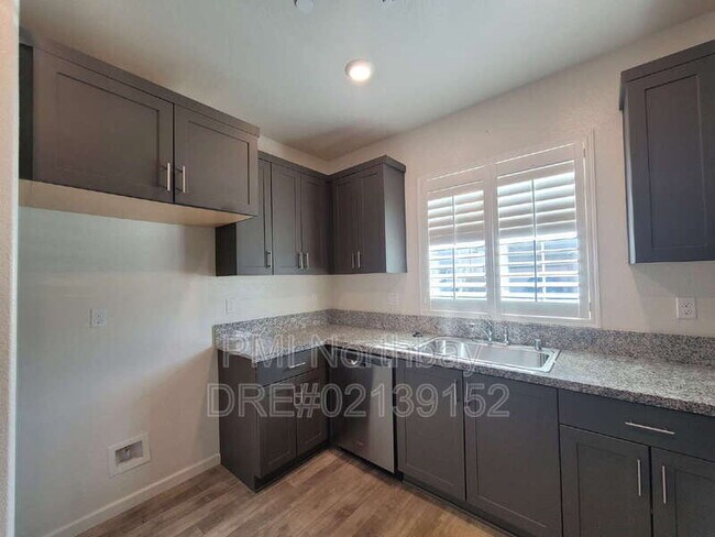 Foto del edificio - 1476 Descanso Ln