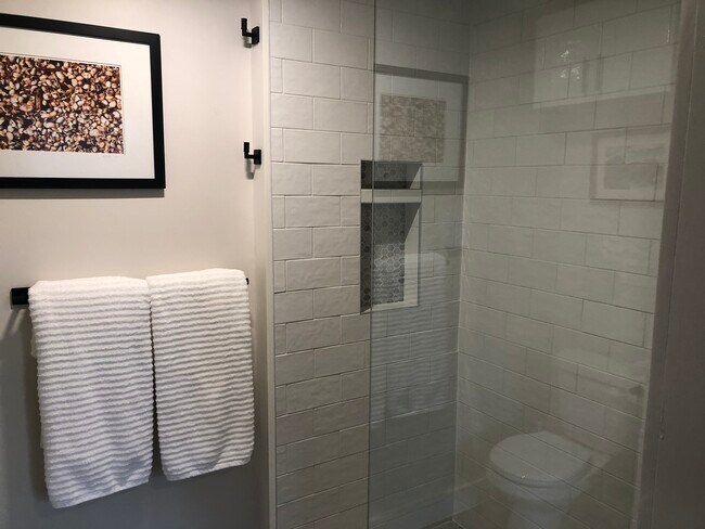 Baño y ducha a medida - 1061 Maplewood Ave