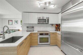Building Photo - 1300 Brickell Bay Dr