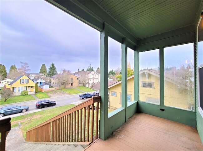 Building Photo - 2 Bed/1 Bath Home with Fenced Backyard in ...