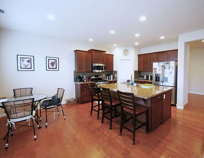 Building Photo - 4 Bed 2.5 Bath in Kenmore for Rent!
