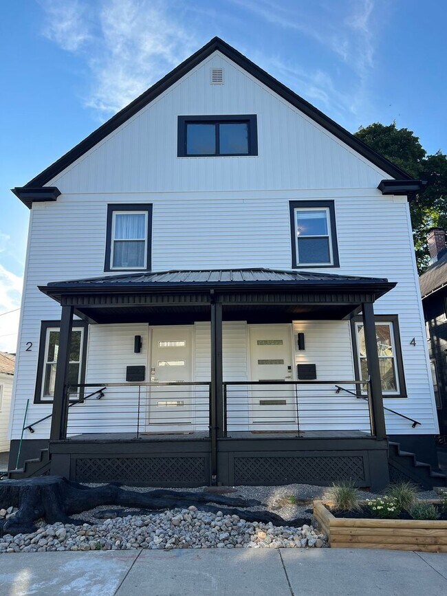 Building Photo - Gorgeous three bedroom in the heart of Par...