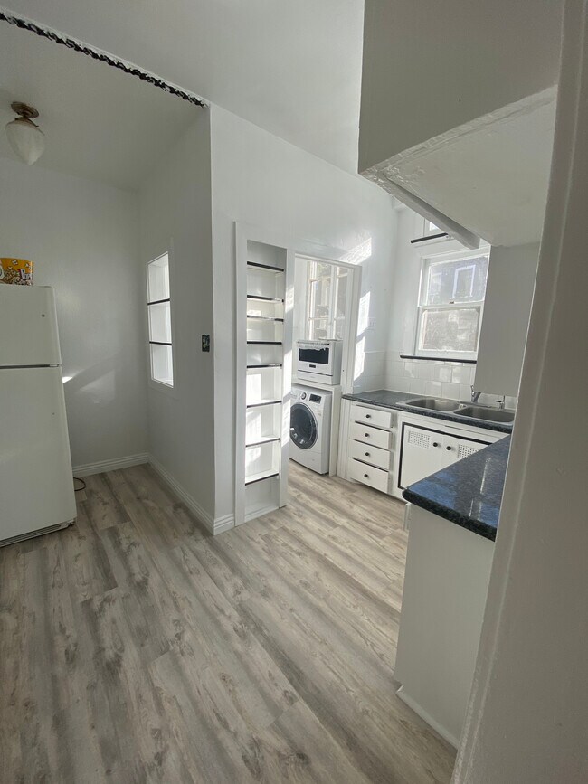 Built in washer/dryer,dishwasher - 1040 S Orange Dr