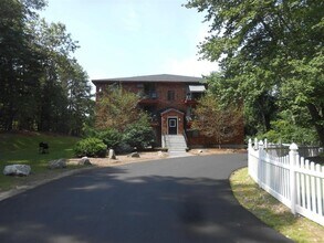 Building Photo - 1375 Bodwell Rd