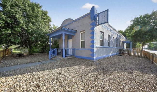 Building Photo - Charming half duplex in Sloane's Lake