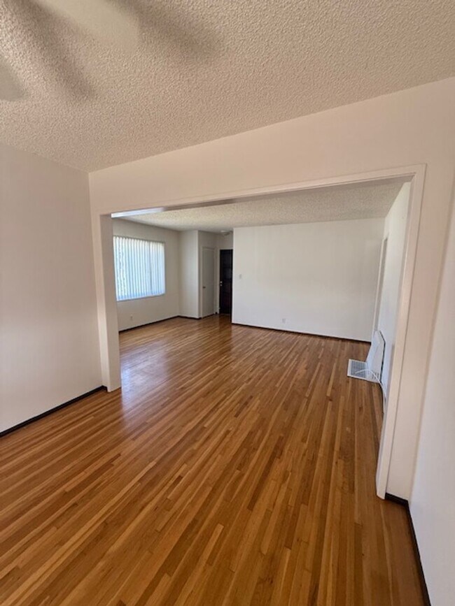 Foto del edificio - REDONE CUTE 2BED/1BATH HOUSE W/ REFURBISHE...