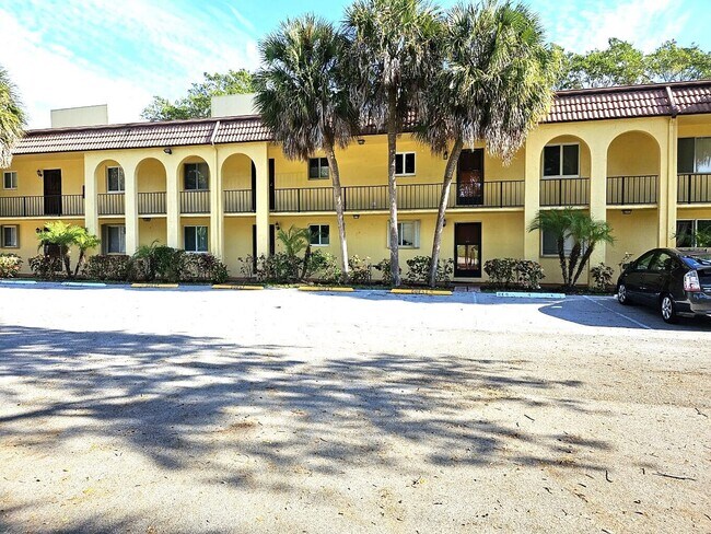 Building Photo - 806 SW 9th St Cir