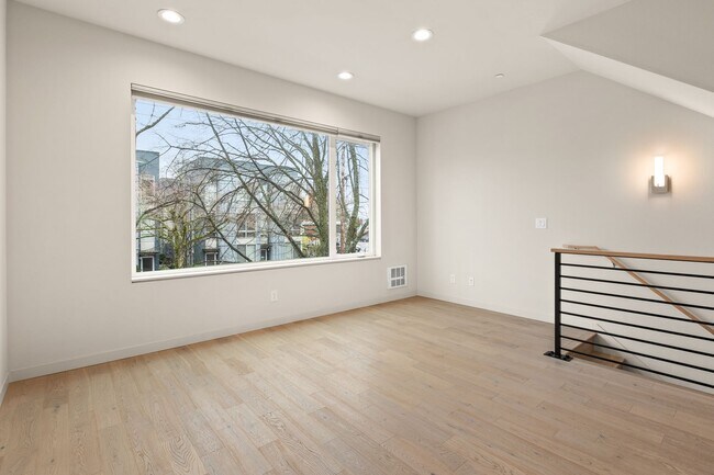 Foto del edificio - Townhome in West Seattle’s Admiral District