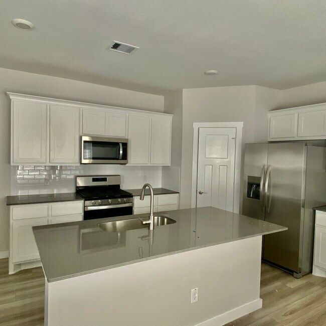 Building Photo - 920 Kickapoo Ln