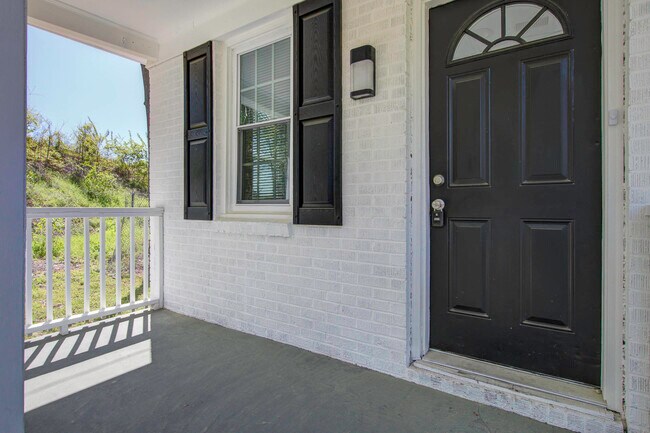 Foto del edificio - 5247 Charter Dr