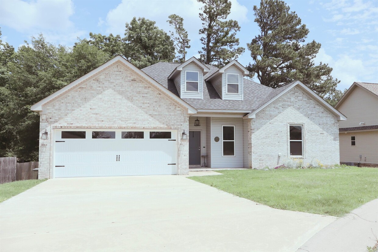 Primary Photo - 205 Windcrest Cir