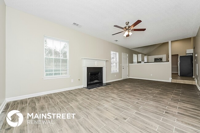 Building Photo - 10588 Village Landing