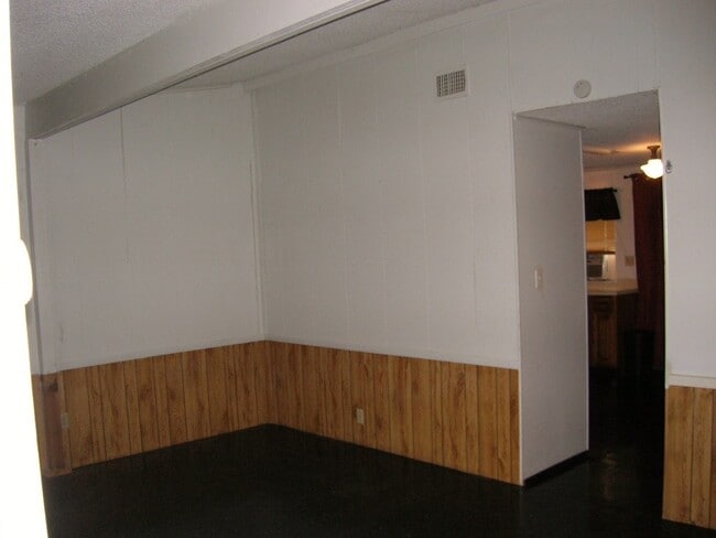 Building Photo - 205 E Elm St