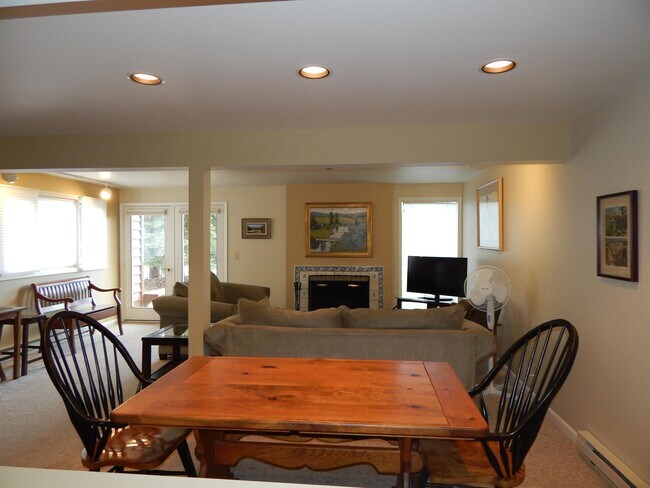 Building Photo - 420 Sagebrush Dr
