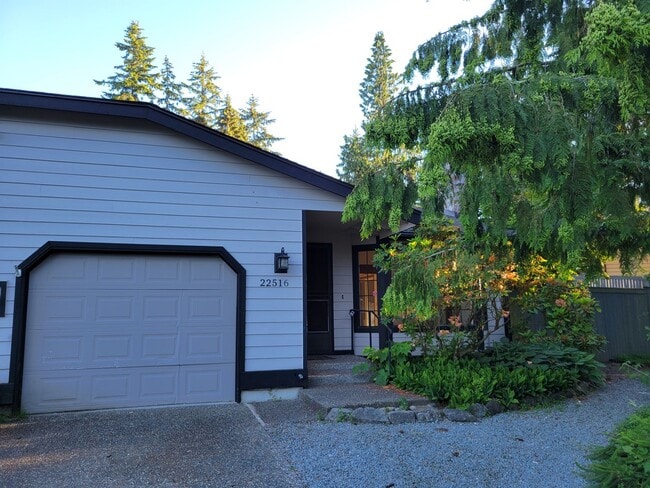 Building Photo - Lovely Duplex in a Quiet Cul-du-Sac - Avai...