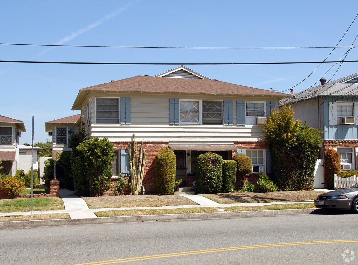 Building Photo - 13515 Moorpark St