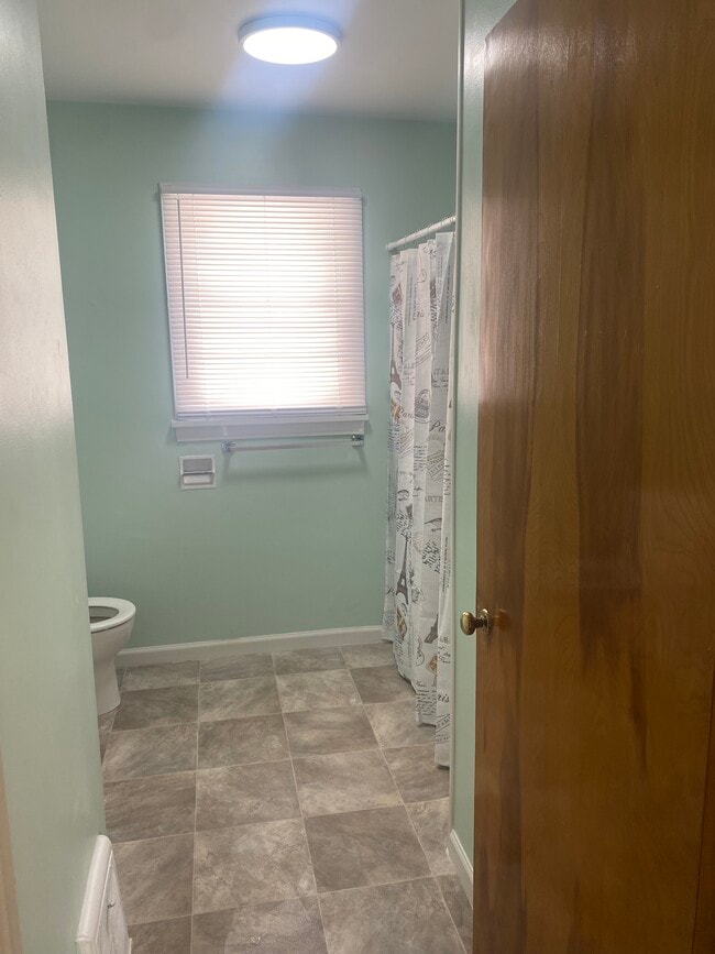 Building Photo - 1703 N Mercer St