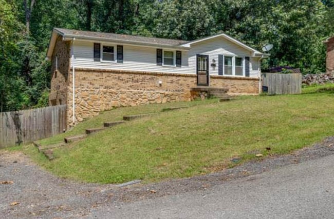 Building Photo - 1143 Chestnut Dr