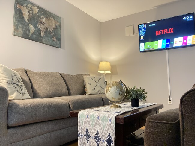 living room, smart ROKU TV - 3132 Oak Cir