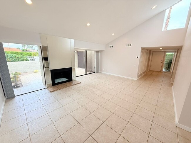 Foto del edificio - Beautifully Remodeled Condo in Saddlerock Estates