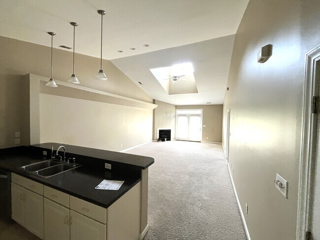 Building Photo - 511 Village Green Dr