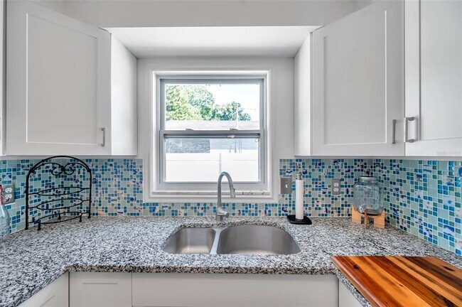 Foto del edificio - 5900 Cypress St N