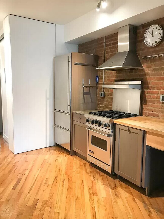 Ocultar de distancia de despensa con estantes se convierte de la pared de la cocina - 128 Sussex St