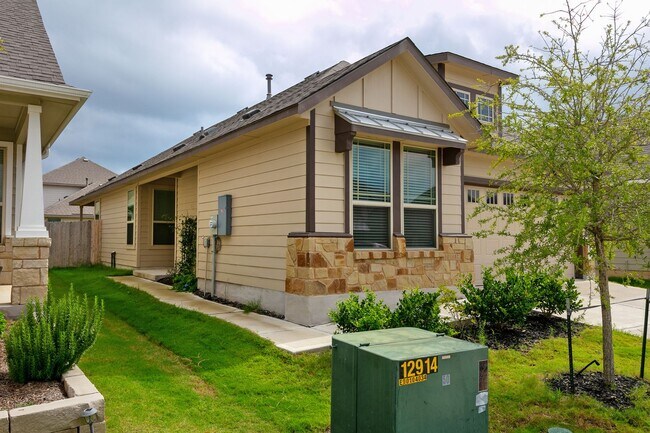 Foto del edificio - 3 Bedroom, 2 bath, 2 car garage located in...